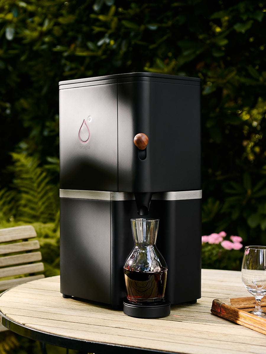ortaglia Classic auf einem Gartentisch zuhause, mit Karaffe Rotwein