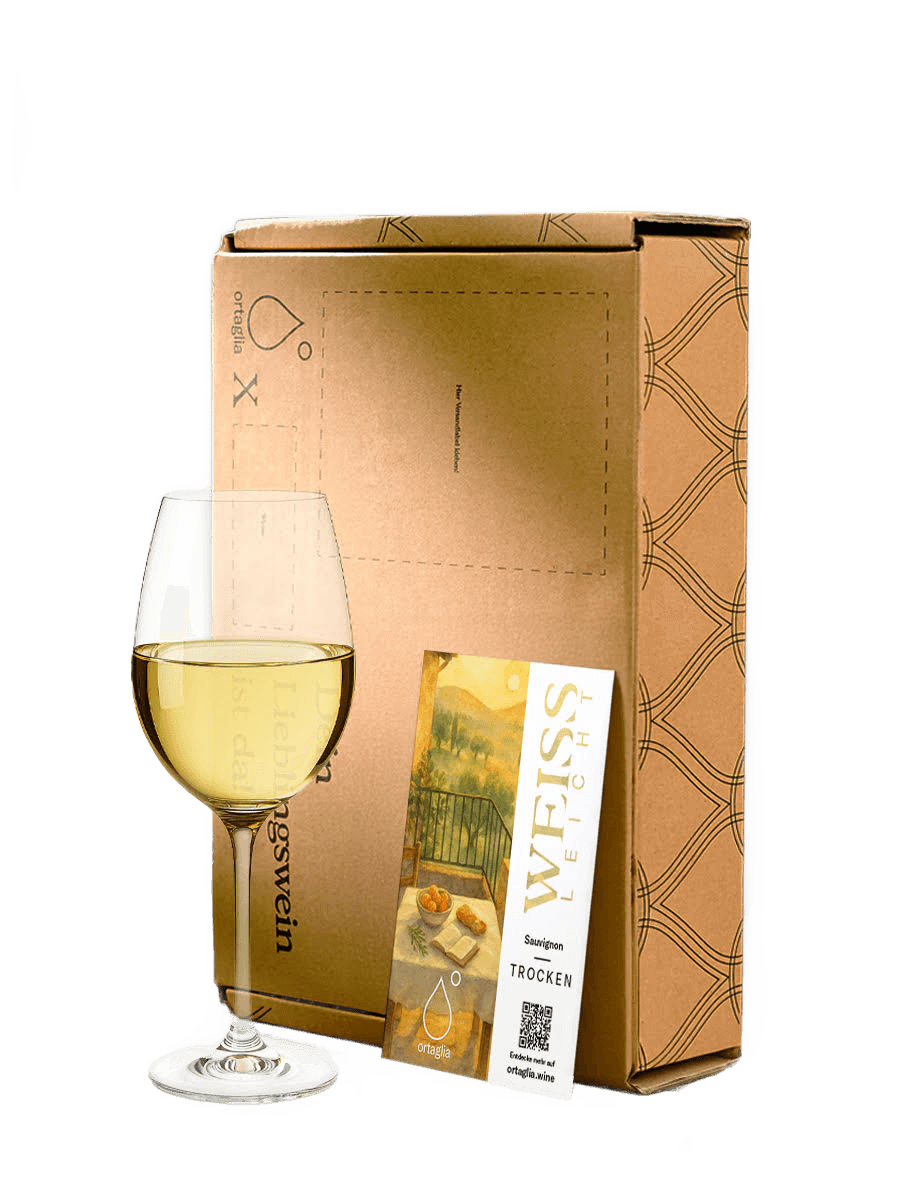 ortaglia Winebag Weiss Leicht (Sauvignon, trocken) mit einem Glas Weißwein, freigestellt